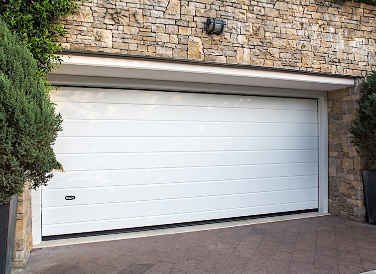 acanalada leds 1 - Del acero a la madera: los mejores materiales para puertas de garaje para su hogar