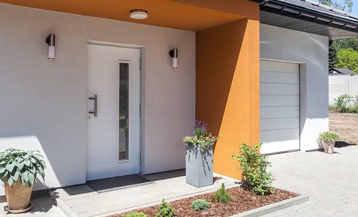 Puerta de garaje automática de madera acanalada grande