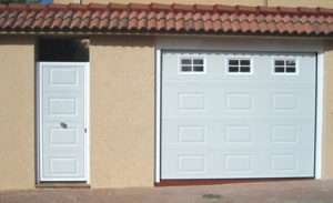 puerta garaje peatonal a juego 300x183 2 - Puerta de garaje automática acanalada estrecha