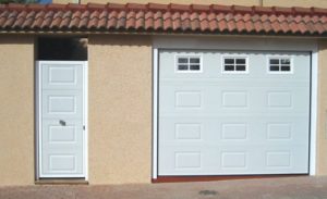 puerta garaje peatonal a juego 300x183 - Puerta de garaje automática seccional con leds