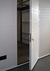 puerta garaje peatonal integrada 3 213x300 5 - Puerta de garaje automática de madera acanalada estrecha